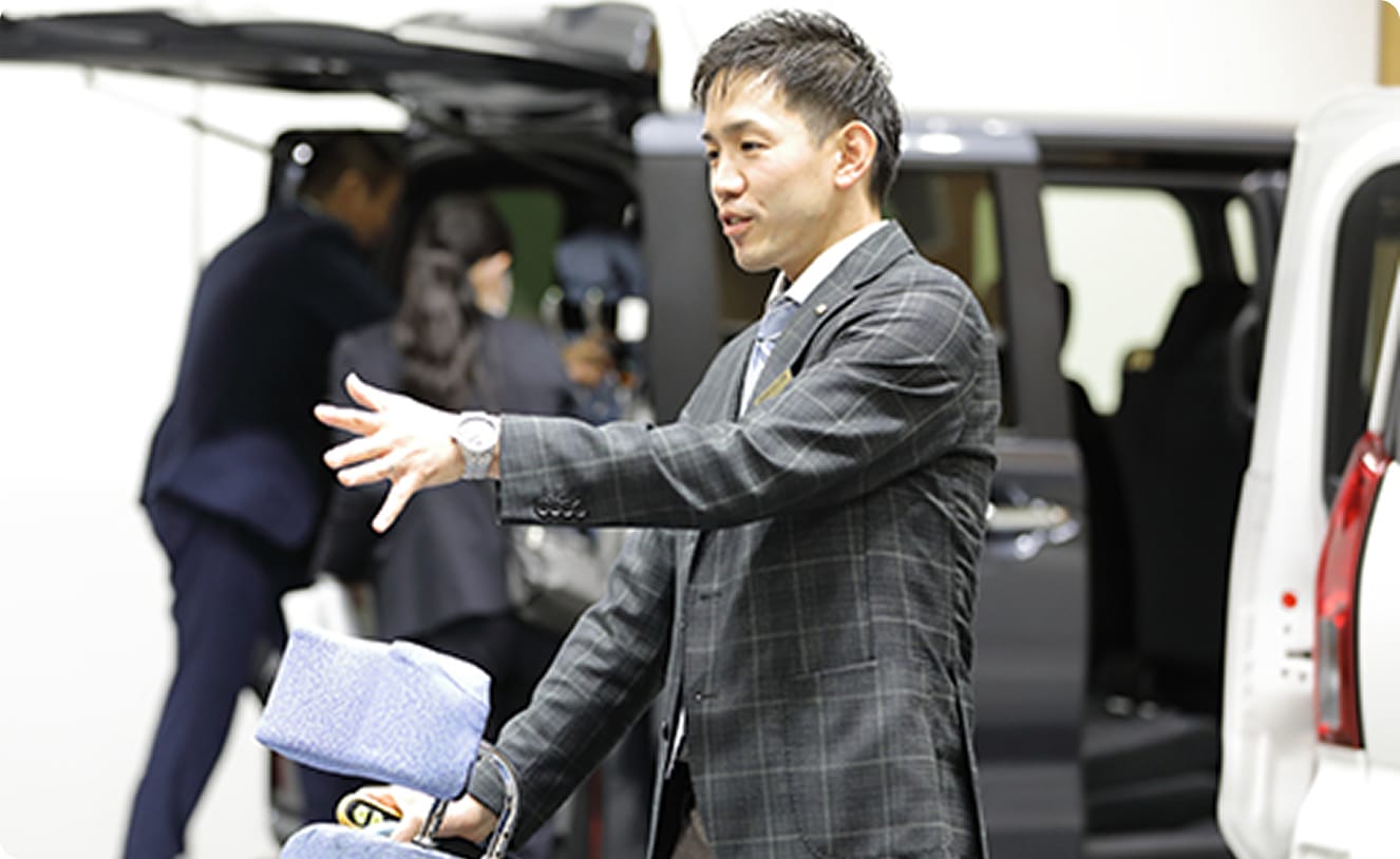 落ち着いた雰囲気の中で、真剣な表情で説明する大浅 基。