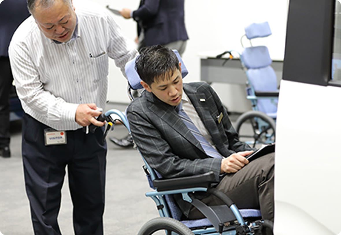 車椅子の乗り心地を自身で検証する大浅 基